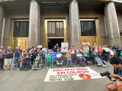 Discapacidad en colapso, la bandera que desplegaron frente al Ministerio de Economía