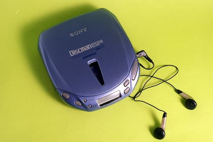 El walkman y los aparatosos discman eran la manera primitiva de escuchar música de manera portátil hace 25 años