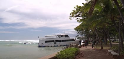 Discovery chocó contra un muro después de ser impulsado por la marea (YouTube/KHON2 News)