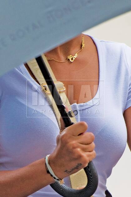 Discreta, usa muy pocas alhajas, entre ellas, un collar de oro con los nombres de sus tres hijos: Thiago, Mateo y Ciro.