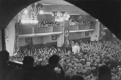 Discurso de Hitler en la cervecería Bürgerbräukeller de Munich. Elser pensó que matando a la plana mayor del nazismo podría evitar la guerra