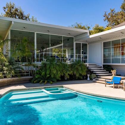 Diseñada por el arquitecto Neil M. Johnson en 1960 y remodelada por el aclamado diseñador Mark Haddawy, la propiedad tiene una gran estructura de acero y vidrio en forma de L