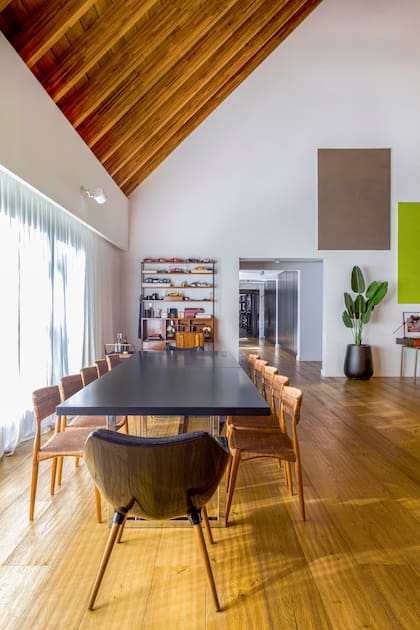 Diseñada por el dueño, la mesa de comedor tiene capacidad para una docena de invitados, y también se puede dividir para adaptarla a distintas ocasiones