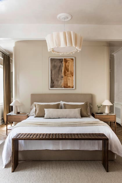 Diseñadas por el Estudio, cama con textiles de Ramos Generales y mesas de noche con tapa de cuarcita ‘Alpinus’, de colores engamados con la paleta del ambiente. Alfombra (Rugit). Obra de Inés Pasman.