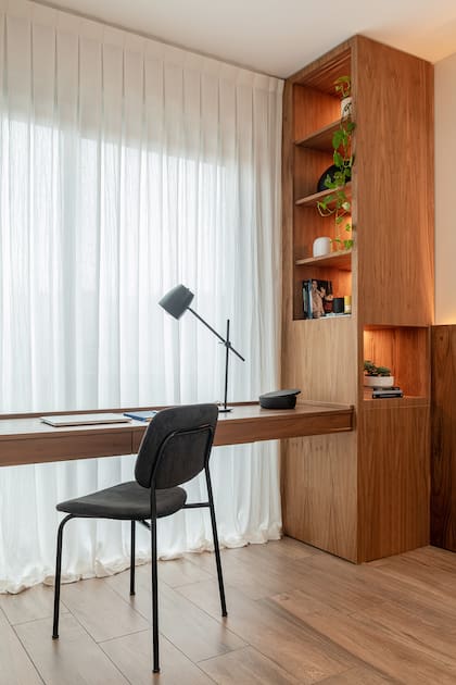 Diseñado a medida por Guerberoff, el mobiliario sigue los materiales del dormitorio principal. Silla (Estudio T).