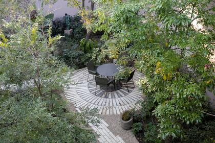 Diseñado como fondo visual y espacio de convivencia, este jardín se completa con una iluminación tenue y un sistema de riego inteligente que refuerzan su carácter de refugio, celebrando la vida y el bienestar.