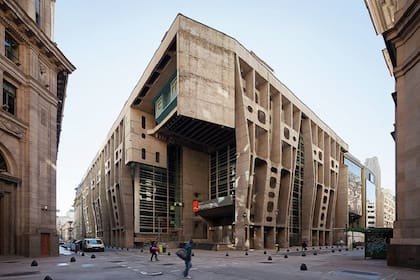 Diseñado por Clorindo Testa, el edificio del Banco Hipotecario (ex Banco de Londres) en Buenos Aires es una de las expresiones más imponentes del brutalismo en Argentina