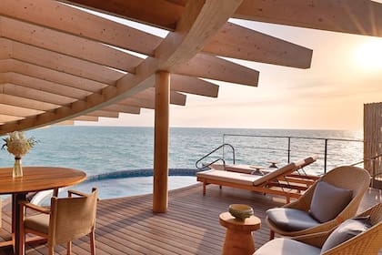 Diseñado por el arquitecto Kengo Kuma, las líneas y curvas del hotel están inspiradas en los arrecifes, la vida marina y las dunas de arena. Aquí vemos la terraza de la Villa Coral, con escenográficas vistas al mar.