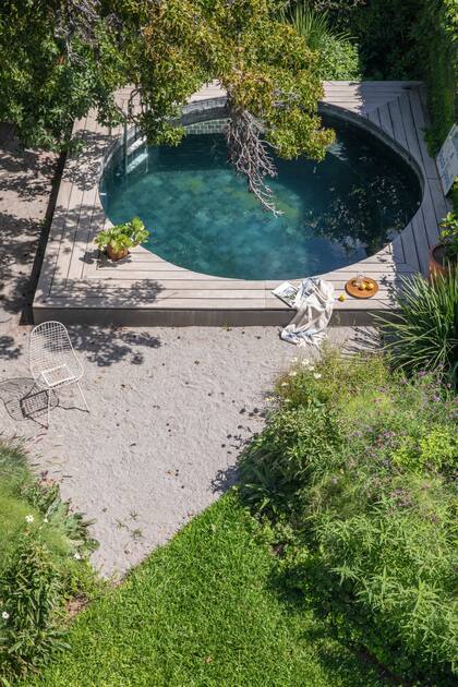 Diseñado por Gogo Land, el paisajismo se proyectó con especies nativas que alternan su floración para atraer colibríes a lo largo del año.