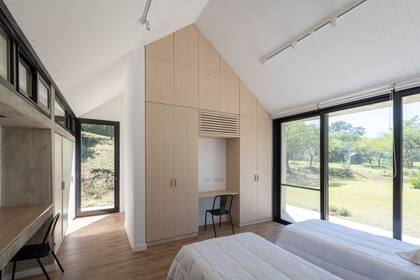 Diseñado por Grupo Studio y ejecutado por Tekton Equipamientos, en el módulo envarillado del placard se escondió el aire acondicionado. Los dos laterales ofrecen espacio de guardado, al igual que las puertas que están inmediatamente arriba. Solo la línea superior, en el ángulo, es una fachada ciega.