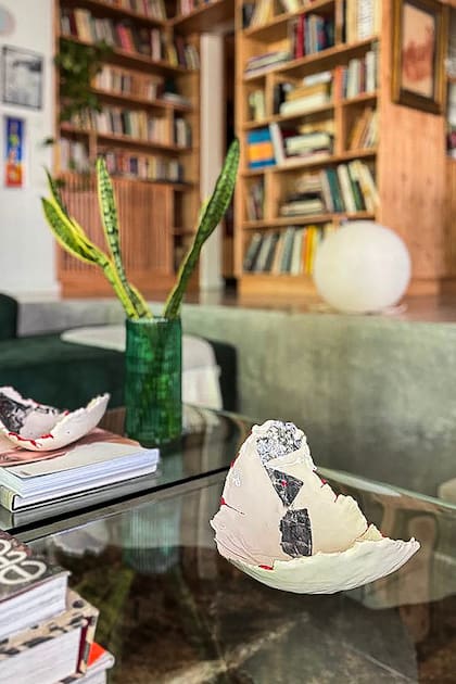 Diseñadora, artista plástica, productora y curadora, las obras de Saint Agne hablan de todos esos universos.