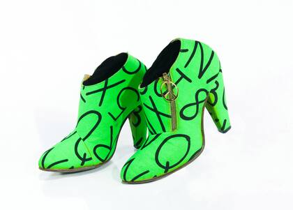 Diseñados por Helen Hiatt, estos zapatos son un ejemplo de los clásicos cierres enchapados en oro que solían aparecer en el calzado de Prince