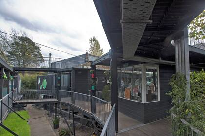 Los puentes conectan unos locales con otros