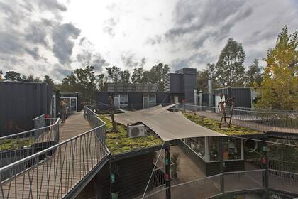 Se utilizan todo tipo de elementos para reciclar, maderas, metales, tubos plásticos etc