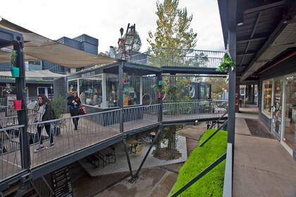 Bajo una filosofía de innovación y profesionalismo destacamos la construcción modular con containers por su demostrada optimización de recursos, ahorro energético y reducido impacto sobre el terreno de implantación