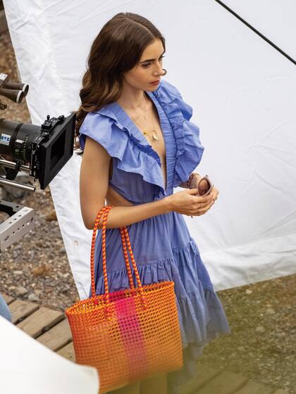 Diseño con escote profundo y volados de Magali Pascal y bolso de Caril Paris. Los anteojos "ojos de gato" son de Elie Tahari