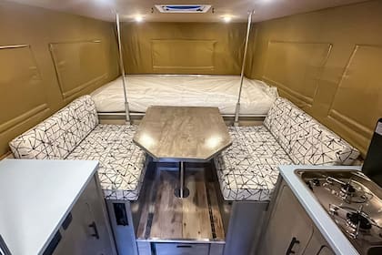 Diseño interior del camper. Foto: Phoenix Pop-Up Camper