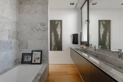 Diseño longitudinal para el baño en suite.