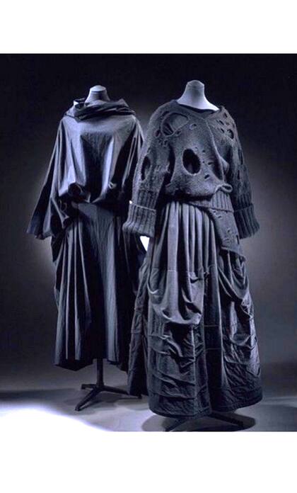 Diseño negro de Rei Kawakubo para Comme des Garçons considerado parte del movimiento anti fashion de los años ’90, cuando los diseñadores comenzaron a criticar la obsesión por el glamour