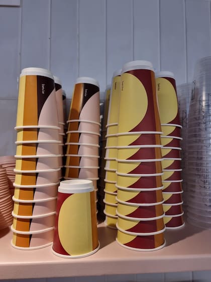 Diseño y colores característicos de Betular Pâtisserie en los vasos para take away