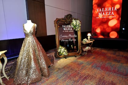 Diseños de alta costura, un espejo con frases y rosas blancas fueron parte de la ambientación en el Hotel Hilton para este lanzamiento