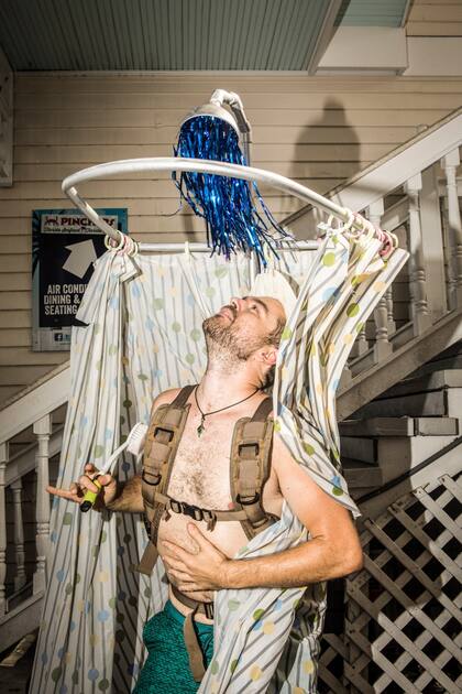 Disfraz con ducha incorporada.