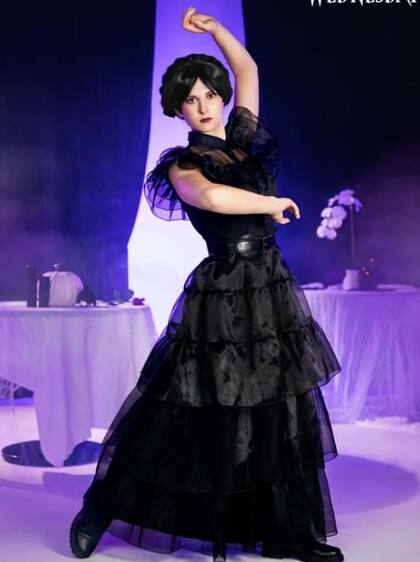 Disfraz de Wednesday que incluye vestido negro y cinturón (halloweencostumes.com)