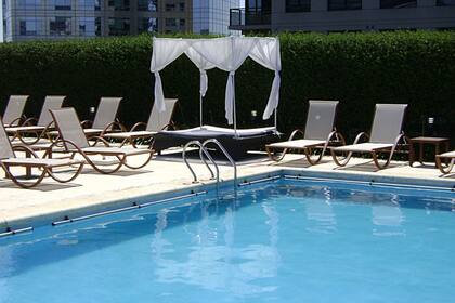 Disfrutá de la pileta con vista divina desde Puerto Madero