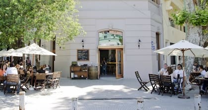 Disfrutá de las provoletas de Salvador en su perfecta terraza climatizada