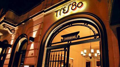 Disfrutá la elegancia bien mantenida de este restaurante para comer un clásico tostado