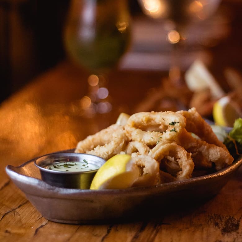 6 lugares para comer rabas - LA NACION