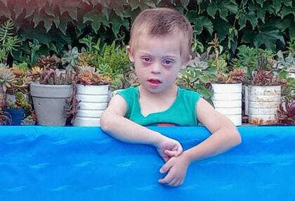 “Disfruta mucho cada mañana. Le gusta mucho hamacarse, andar en triciclo, pasear y estar con chicos, también disfruta mucho jugar con su hermano y pasear con sus abuelas”.