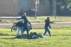 Le dispararon dos veces para robarle la moto en Ezeiza mientras descansaba al sol