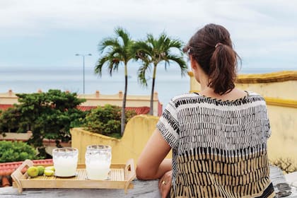 Después de la terraza con reposeras se accede al mirador: el lugar ideal para disfrutar del amanecer y el atardecer en esta ciudad torrida, en la que el sol empieza a picar a las 7 de la mañana.