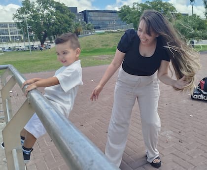 Disfrutando de momentos lindos con su hijo.