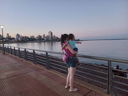 Disfrutando de un paseo con su hija.