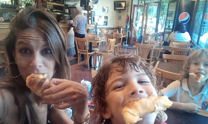 Disfrutando de una merienda con sus dos hijos: Tomas (9)  y Fausto (7).