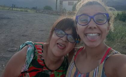 Disfrutando de una salida con su nieta mayor.