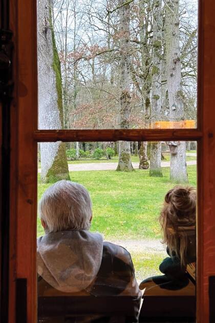 Disfrutando de una tarde invernal en el jardín con Liv, una de sus nietas, hija de Anthony.