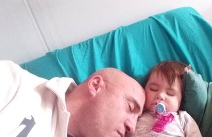 DIsfrutando del amor de su nieta Martina