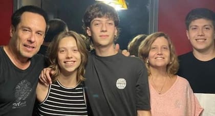 Disfrutando del amor incondicional de su familia.