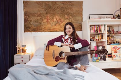 “Disfruto muchísimo al armar espacios que me representen”, dice Jazmín en su habitación, uno de sus espacios favoritos. Al igual que los demás Agulla, Jazmín toca la guitarra y canta.
