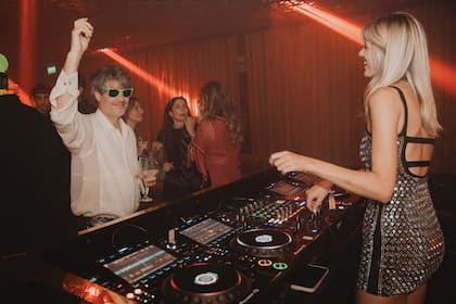 “Disfruto mucho de la música y de los encuentros con amigos. Me encanta pasarla bien y bailar”, asegura Edo. Acá, junto con Fionna, la DJ que musicalizó la fiesta