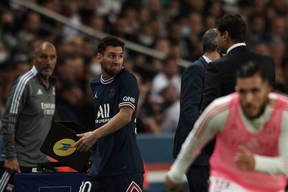 Disgustado, pero sin aspaviento, Messi sale de la cancha y no se detiene a hablar con su entrenador.
