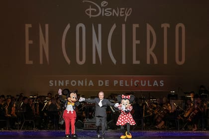 Luego del "Fantasmic", un clásico de los parques Disney, Diemecke saludó con Mickey y Minnie