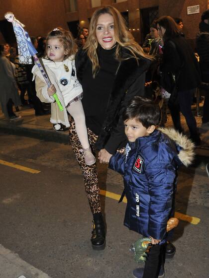 Vanina Escudero con sus hijos Benicio y Joaquina llegaron puntuales para ver el show