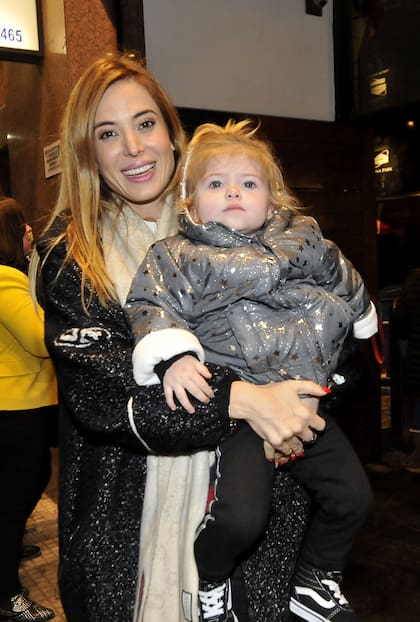 Jésica Cirio y su hija Chloé Insaurralde, felices antes de entrar a la función