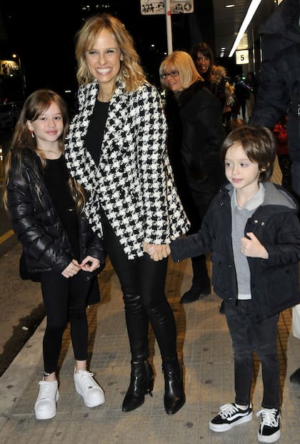 Mariana Fabbiani y sus hijos en el show de apertura de Disney on ice