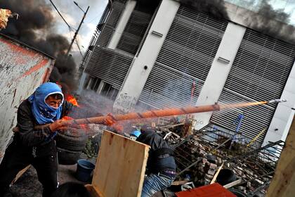 Disparo de un mortero casero contra las fuerzas de seguridad, en medio de las marchas en Quito, Ecuador