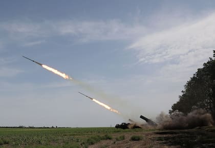 Disparos de artillería ucraniana cerca de la línea del frente en la provincia de Donetsk